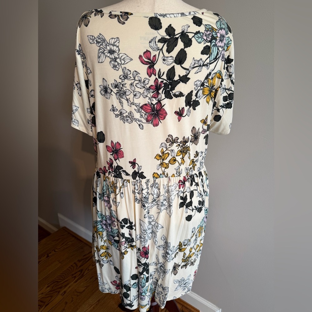 Torrid Cream Floral Supersoft Babydoll Tee - Torrid Size 3 (22-24, 3X) - Picture 7 of 12